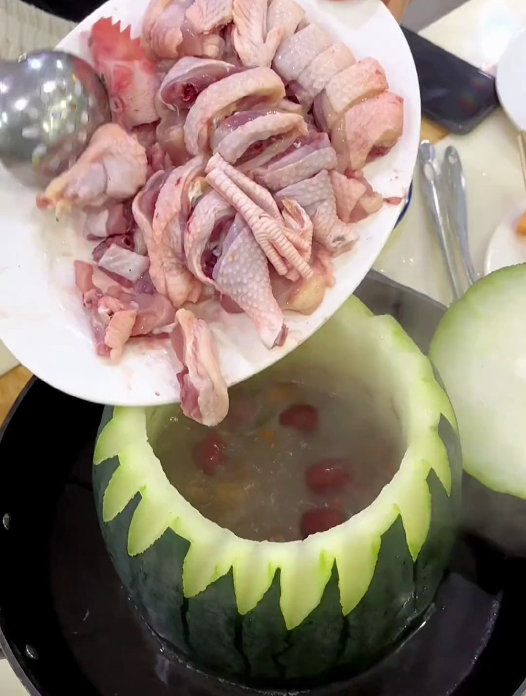 天气冷开锅冬瓜盅鸡煲,汤鲜味美,鸡肉皮爽肉实