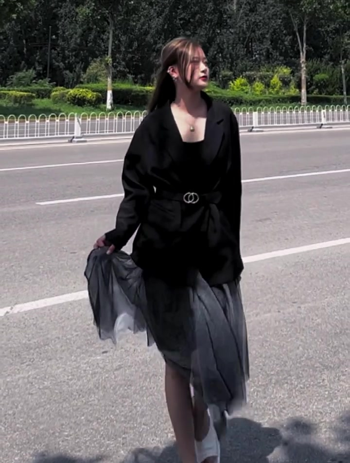 癞蛤蟆放弃了天鹅成了金蟾