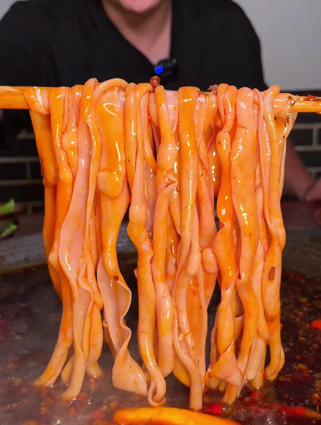 香辣可口火锅,涮上鲜嫩的鸭肠,这满满一碗太有食欲了