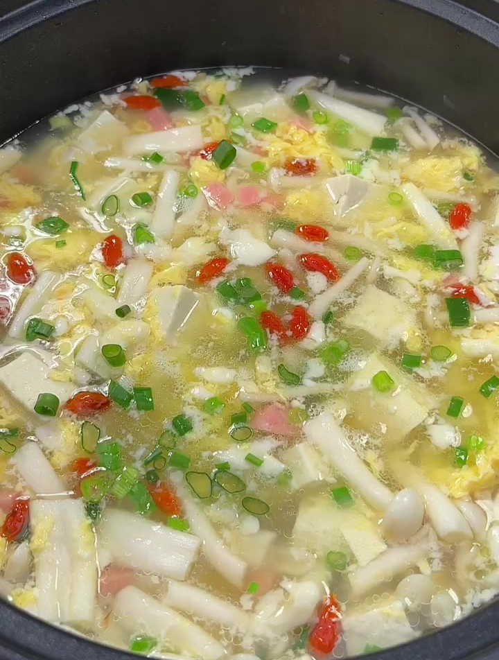 鸡蛋海鲜菇汤,汤鲜味美,低卡营养
