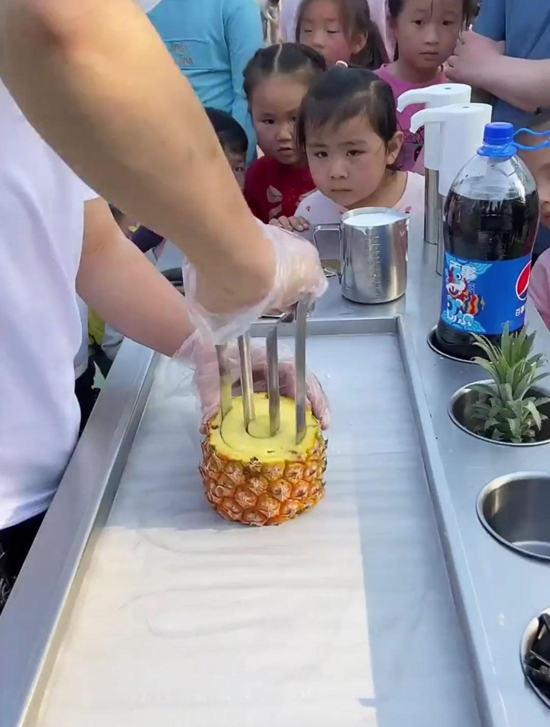 这个老板真大方,竟用一整个菠萝炒酸奶,才花了5块钱!
