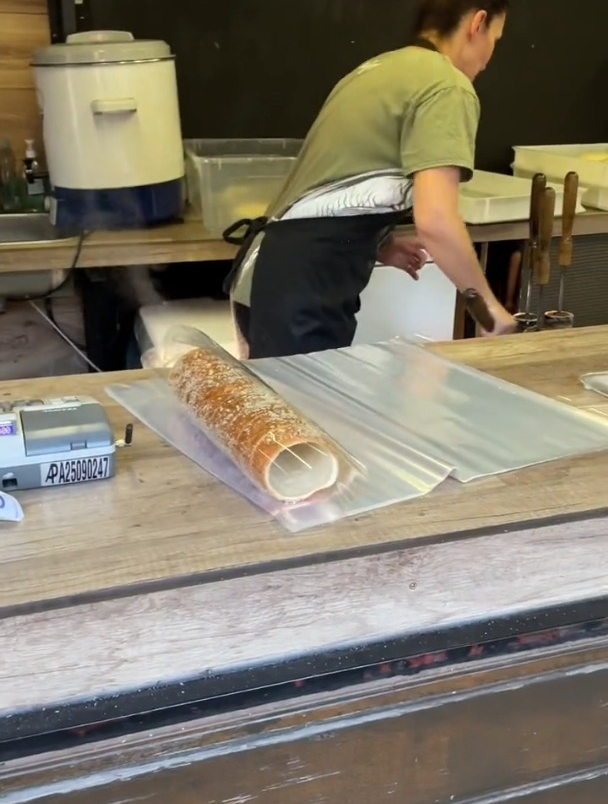 匈牙利名小吃烟囱蛋糕 热气腾腾香气扑鼻打卡点赞