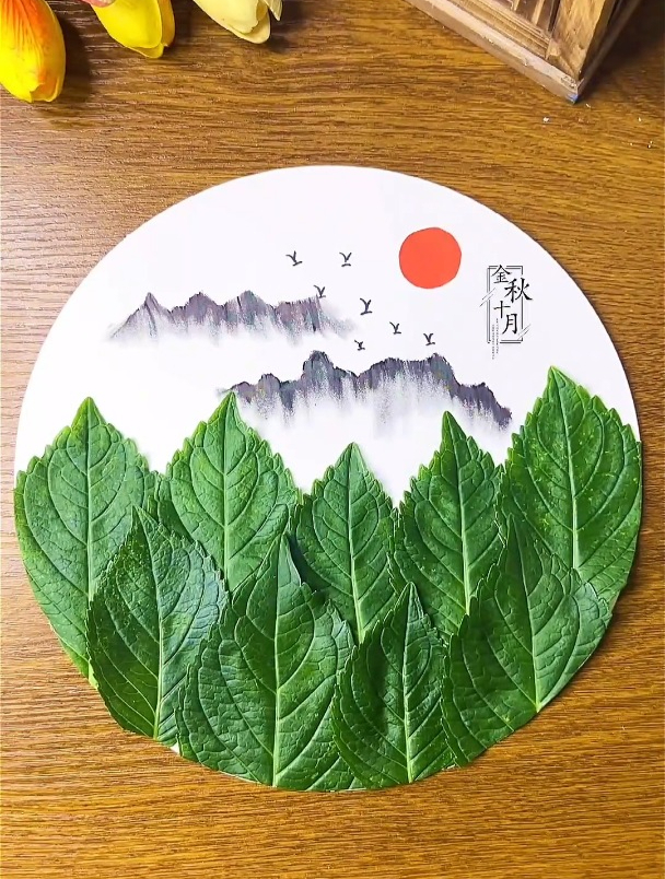 用树叶就可以做一个关于秋天的手工画啦,简单有趣