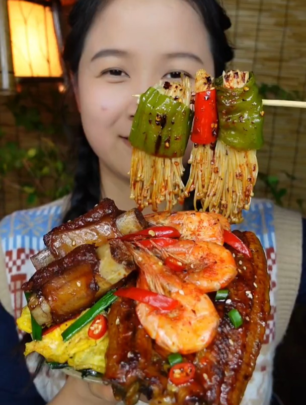 农村美食,辣椒卷金针菇,鳗鱼,红烧排骨,大虾,太香了!超下饭