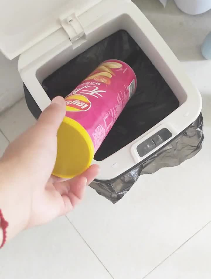 吃剩的薯片盒别扔,做一个花瓶或笔筒吧创意美术亲子