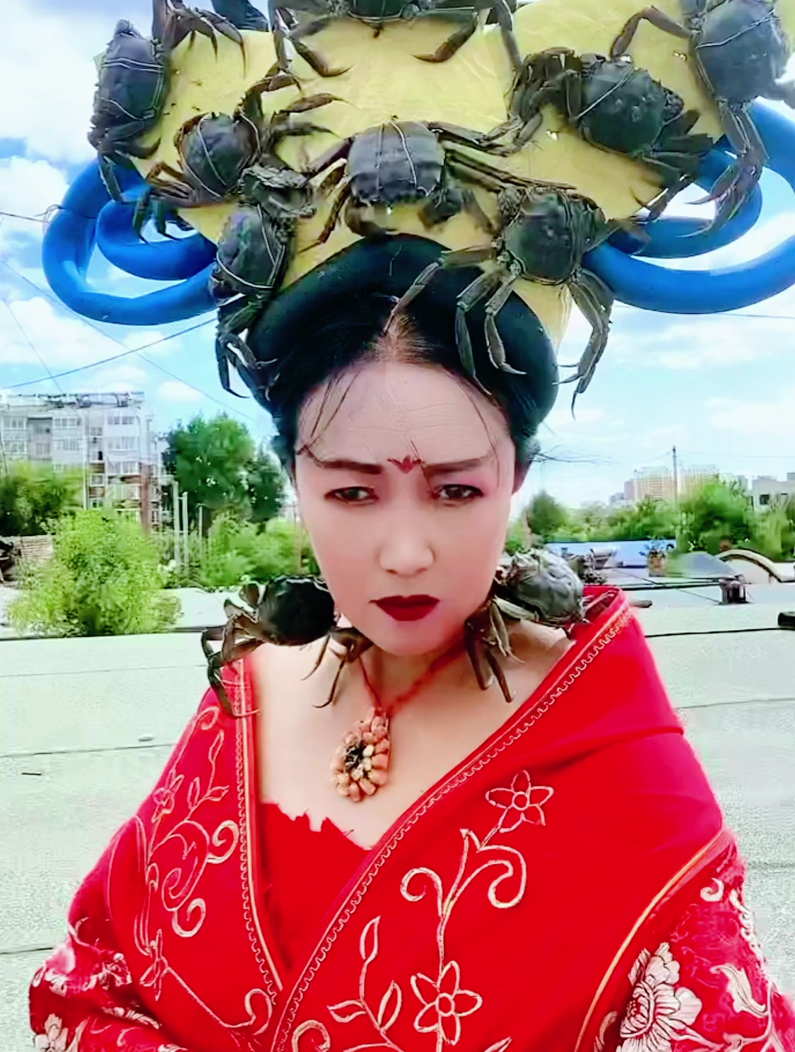 花式晒丰收,螃蟹丰收季做道具,这个头饰真是霸气!