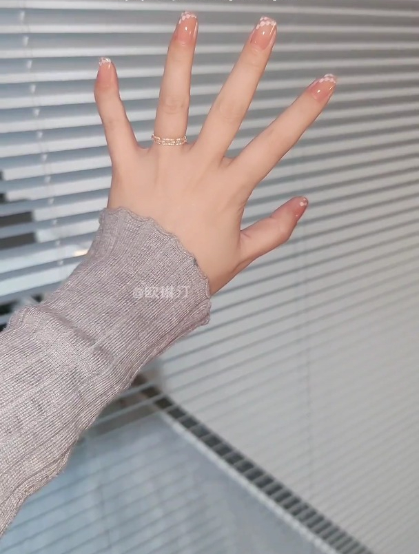 最近喜欢这种短短的简单款,简单美甲~