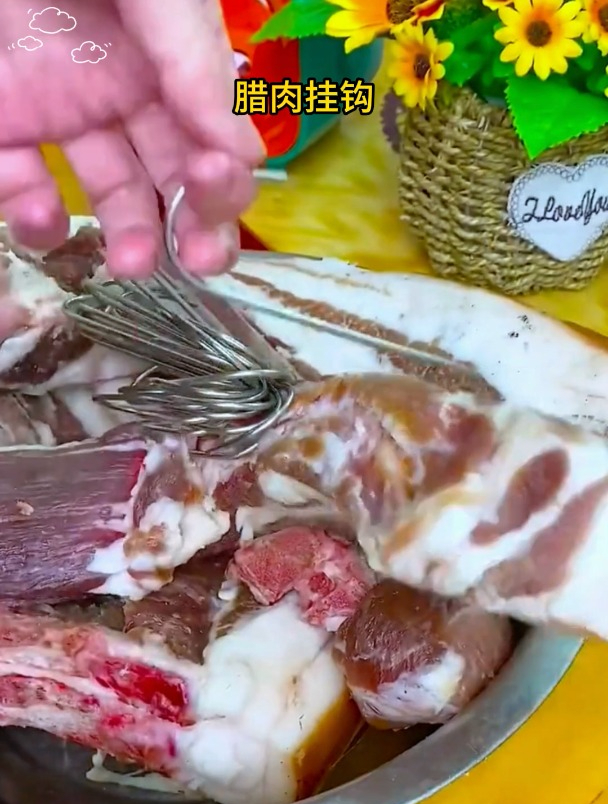又到了晾晒腊鱼腊肉的季节了,你还在用绳子晒腊鱼腊肉吗?