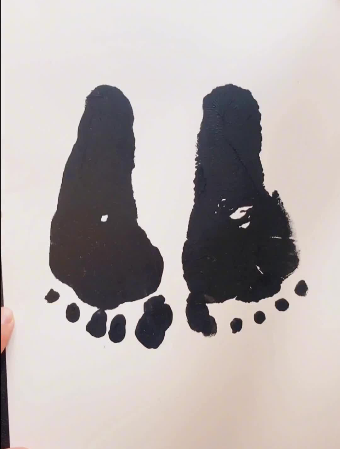 前方高能请注意Q版的小企鹅来喽!画脚印每日亲子陪伴创意美术