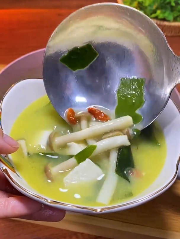 裙带菜豆腐鲫鱼汤
