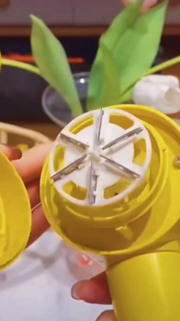 冬季穿毛衣,你的毛衣起球球了怎么办?试试这款小黄鸭去球器吧