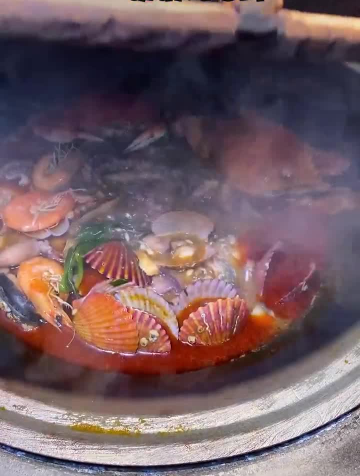 铁锅炖海鲜今天豪了一把,十几种海鲜一通乱炖四五个人吃的美美的