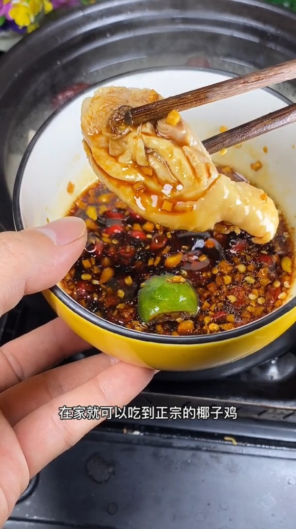这样做的椰子鸡,汤清甜肉嫩滑,家常做法 美食