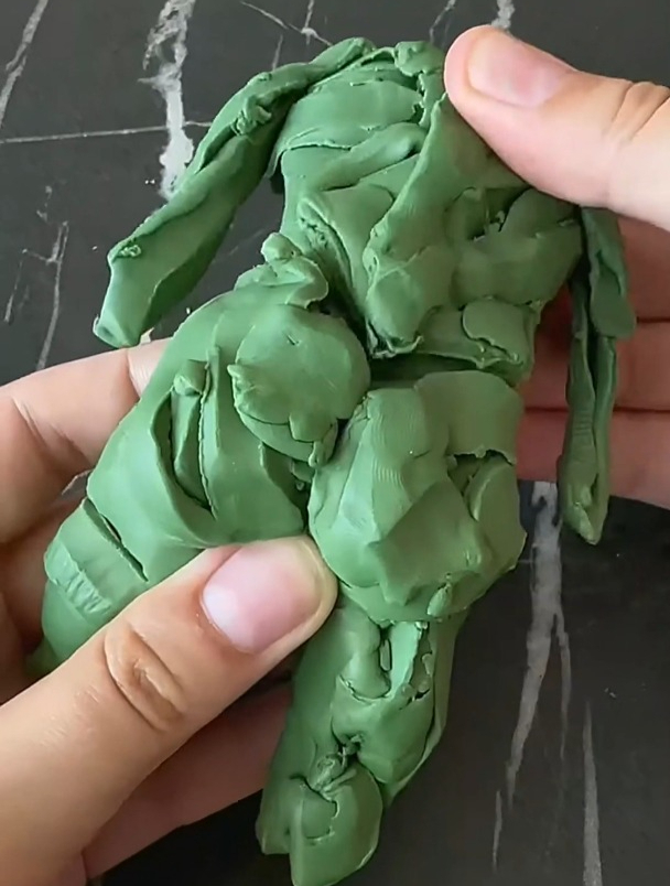 泥塑制作:用绿色橡皮泥制作人物泥塑