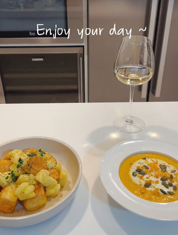 菠萝装虾滑和咸蛋黄南瓜浓汤到底是谁发明的 真的太好吃了~