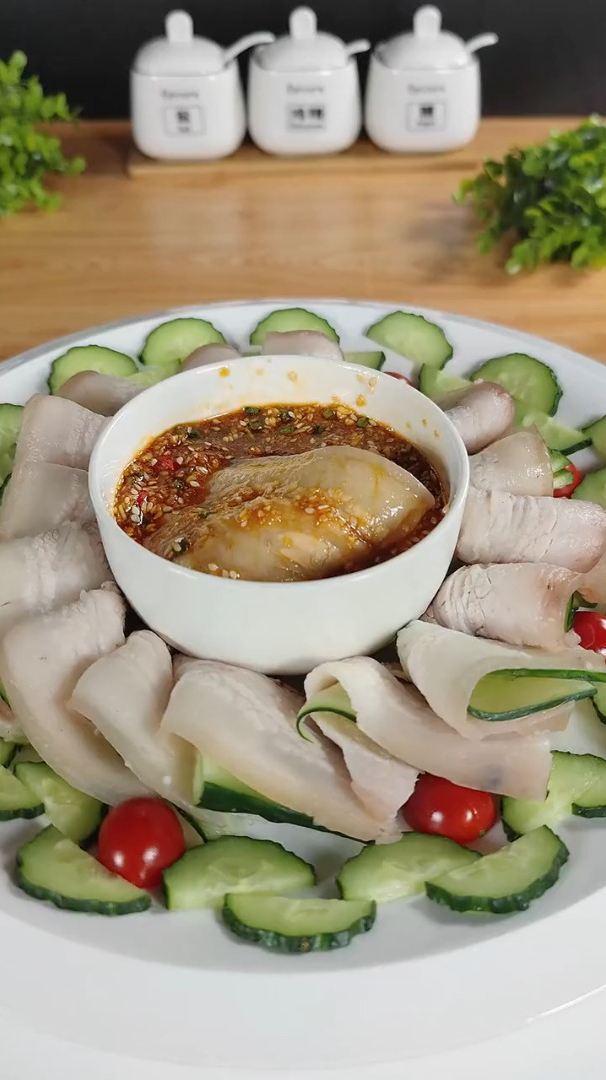 蒜泥白肉做法,五花肉这样吃肥而不腻