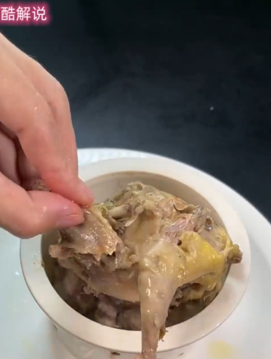 鸽子和猪腱子肉溢出来的汤那叫甘甜,果然还是得老一辈的智慧