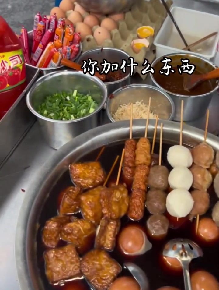 街头偶遇鸡蛋饼小摊 十块一份加个两个鸡蛋吃着也太香了