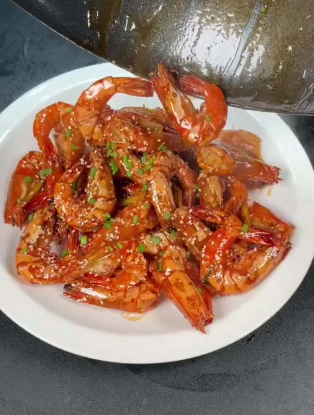 《糖醋大虾》,虾肉鲜嫩美味,酸甜开胃