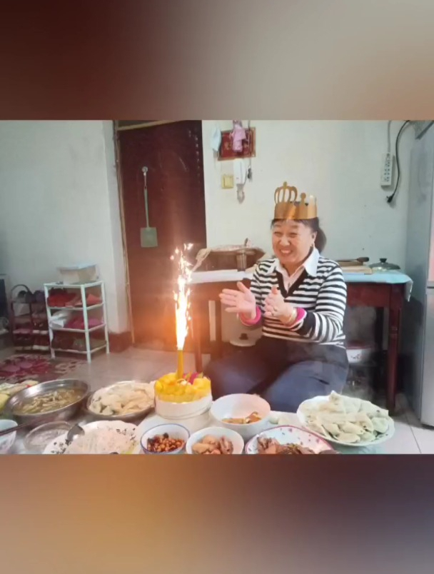 老婆第一次有生日蛋糕的生日,孩子特意从网上订的,附感人留言