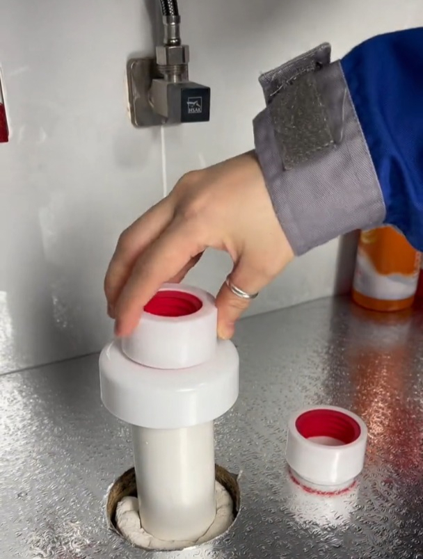 不要再让安装水槽的师傅把排水管直接插进管道了