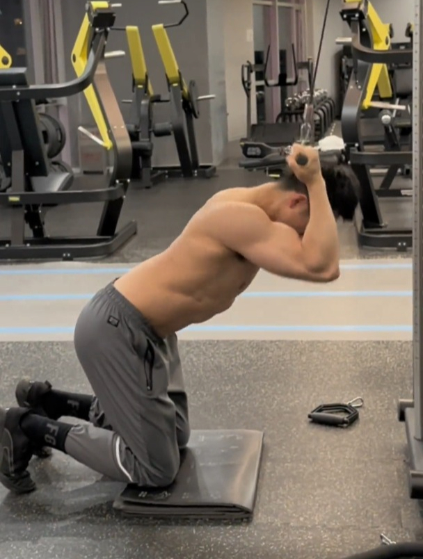 撩起衣服就是八块腹肌,人鱼线漂亮如雕刻,这样的爷们儿太棒了!