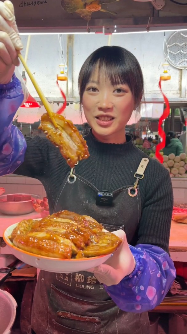 今天分享一道广西人民都爱吃的菜系“芋头扣肉”肥而不腻