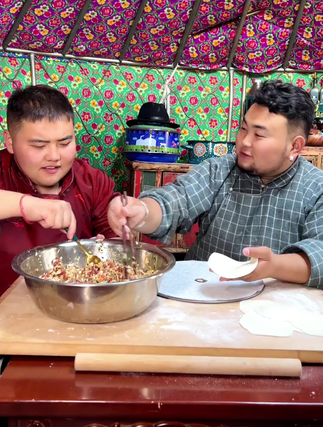 自己做的蒙古包子熟了,蘸上点蘸料太好吃了!