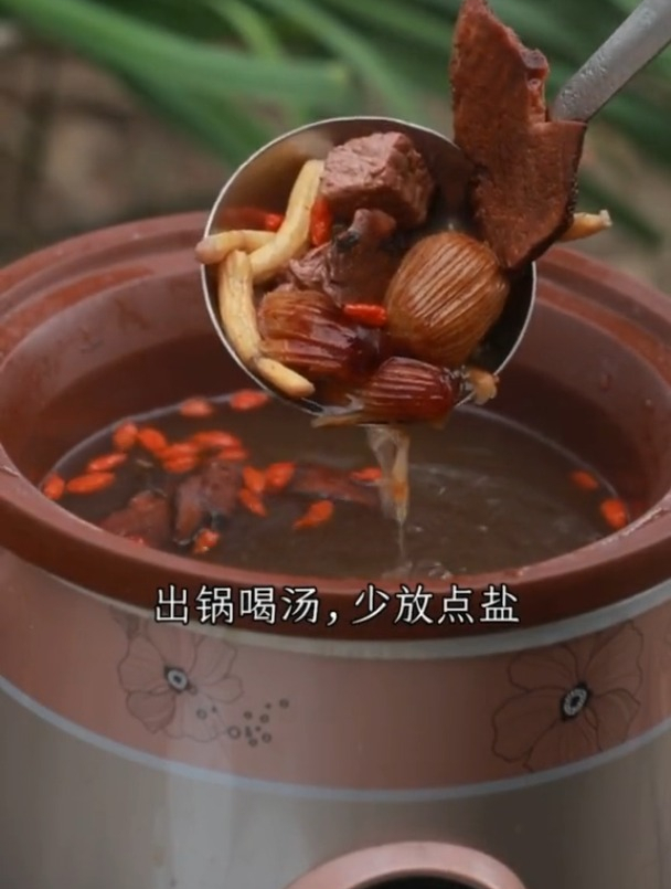 炖盅版牛大力来啦!搭配纯瘦肉炖足4小时,汤汁清润!