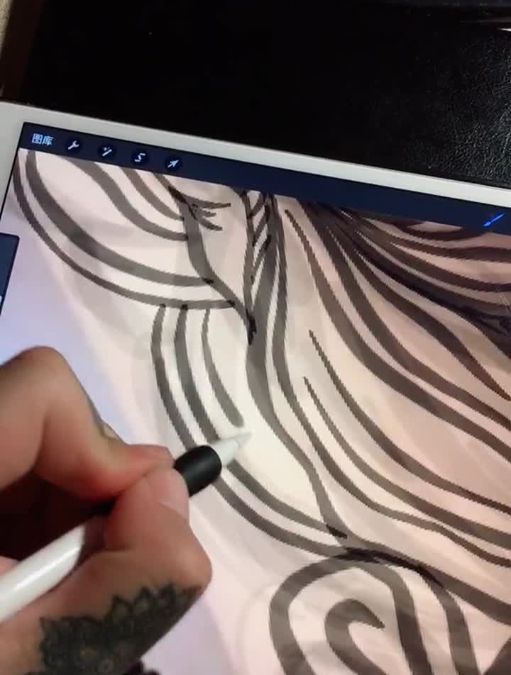 纹身手绘给自己画了个半臂还没打雾