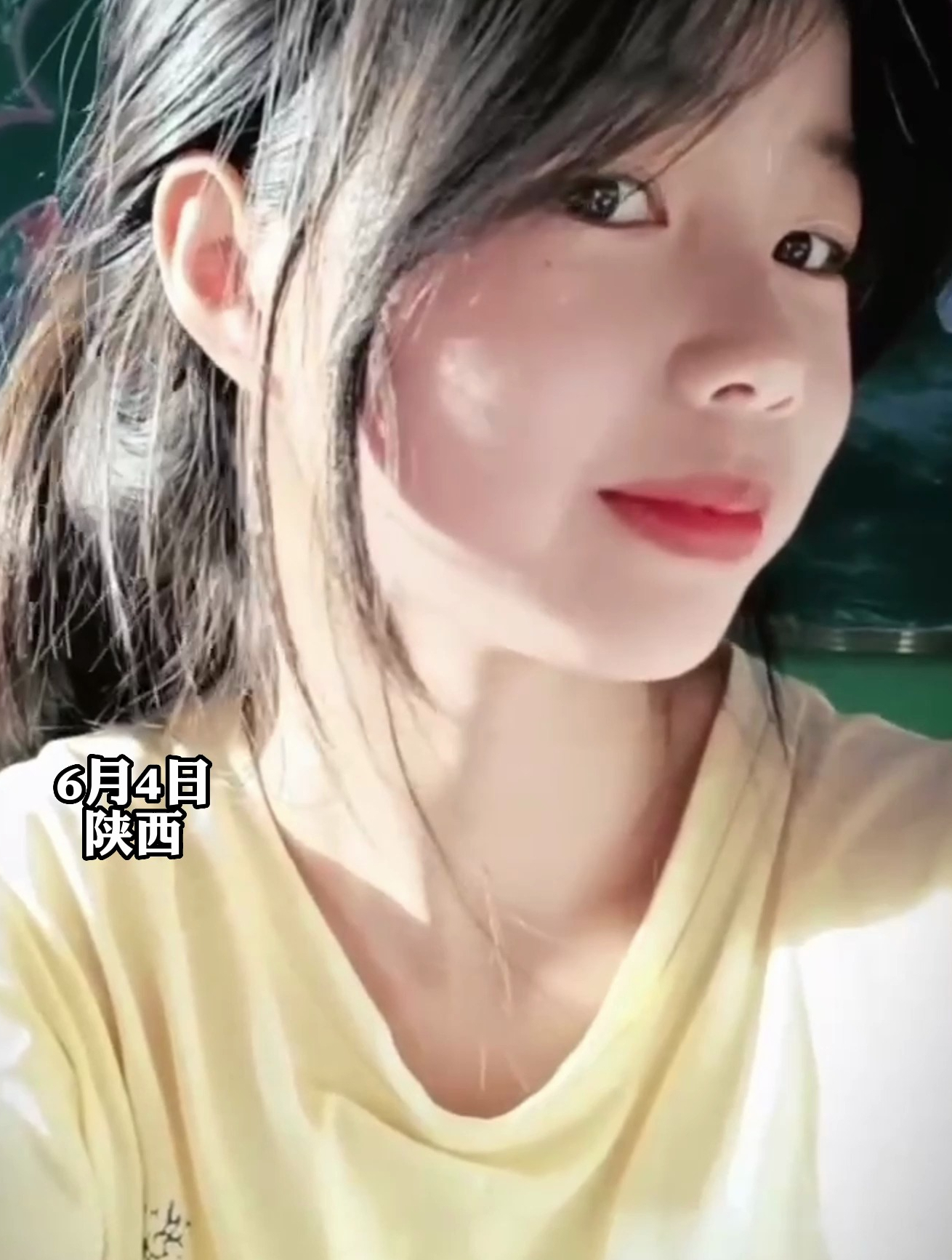 女生在教室里自信自拍可爱乖巧甜美温柔“阳光是青春最好的滤镜”
