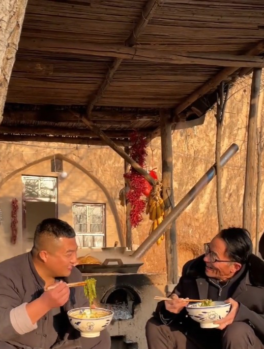 菠菜面,用菠菜和面,自己做的手擀面劲道营养又好吃