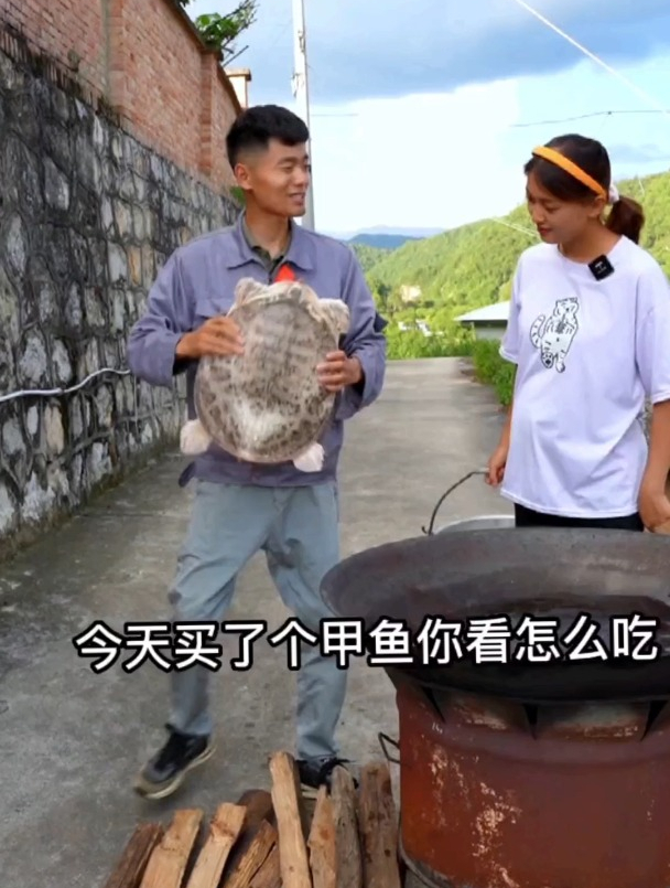 老公买了个大甲鱼回来,一半红烧一半煲汤