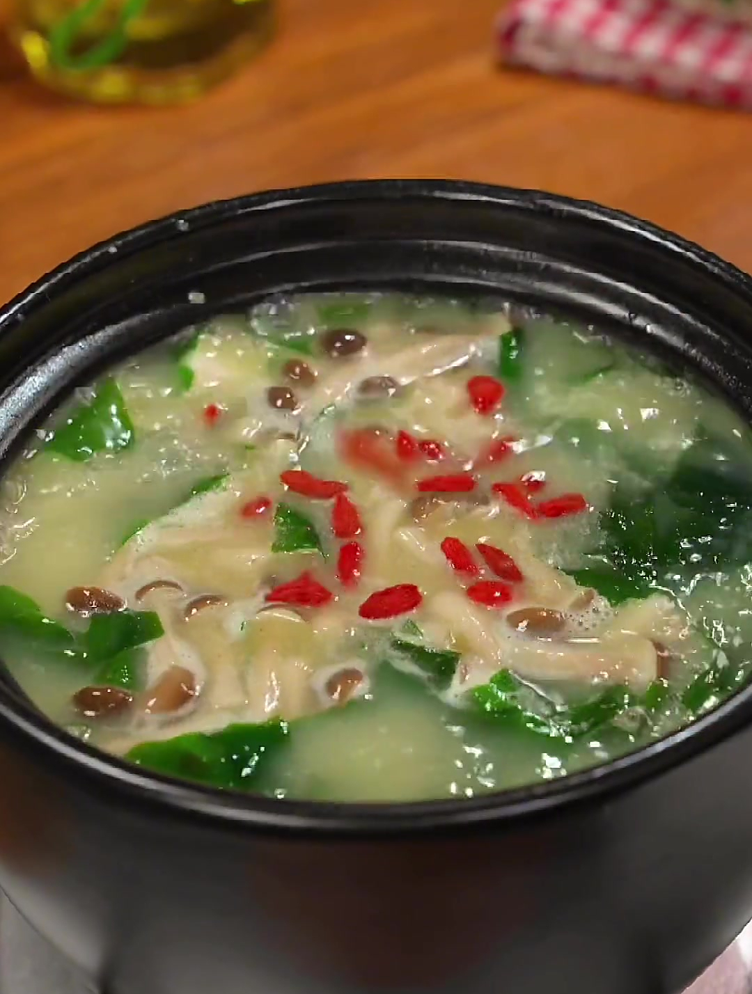 一定要给孩子多做这个裙带菜鲤鱼汤,味道鲜美孩子特别喜欢喝