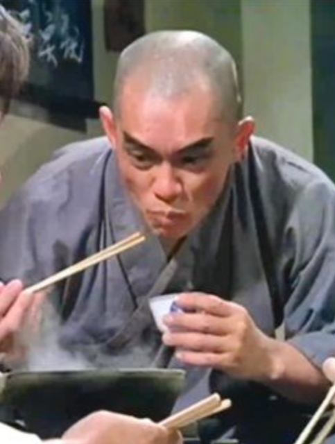 据说这段戏是真吃,香喷喷的砂锅狗肉一上桌,那叫一个香!(1)