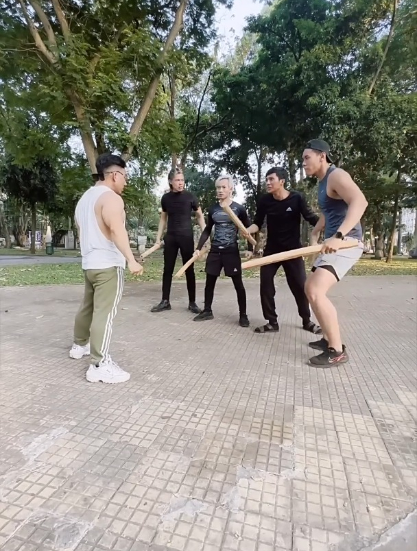 肌肉男就是比一般人抗击打,看,几个人打他都没事