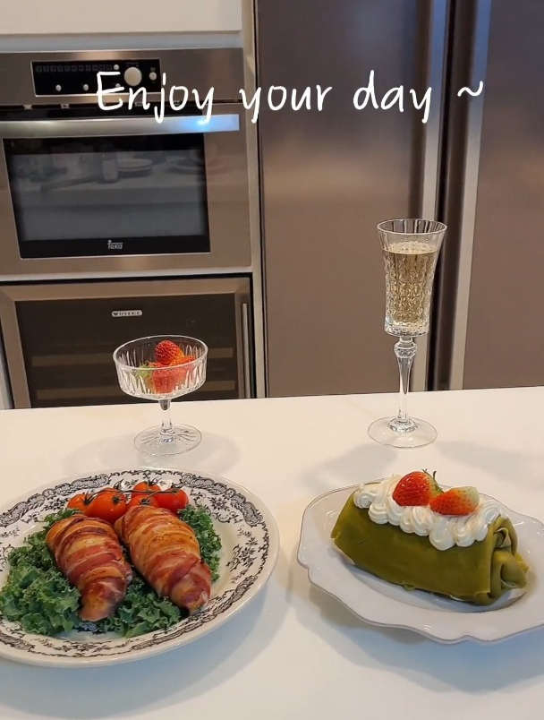 菠菜奶酪鸡肉卷,年夜饭准备一道～毛巾卷做起来真费事啊