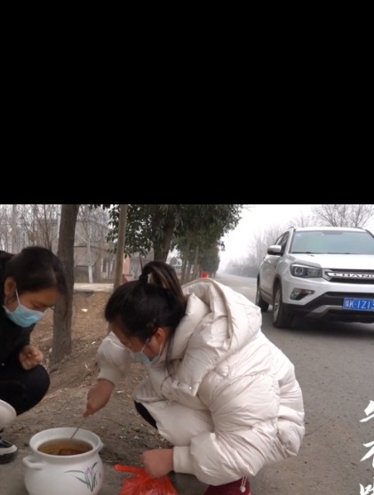 鸽子炖一锅麻辣鹅胗,端着锅跑村口找小娜,俩人站在路边吃的香