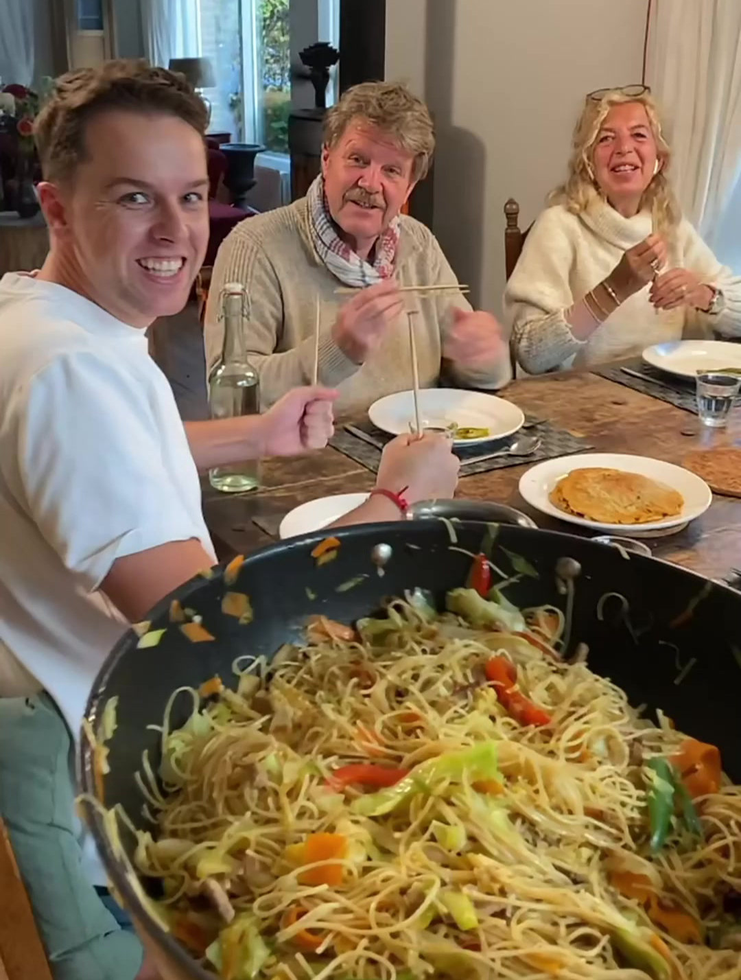 这老外找了一个好保姆,炒面里放土豆丝,居然还有吃大蒜的