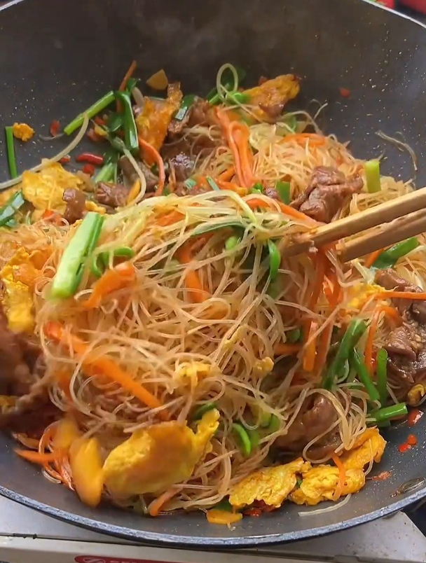 不知道吃什么的时候 就安排这个鸡蛋牛肉炒米粉 简单方便又好吃