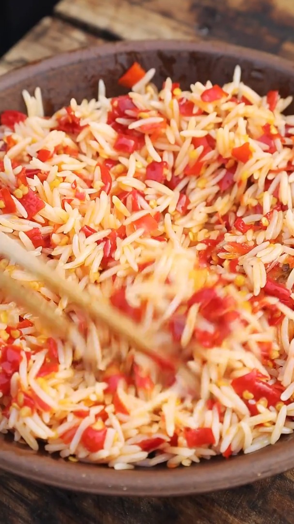 可怜的二师兄只能看着江江吃剁辣椒拌饭