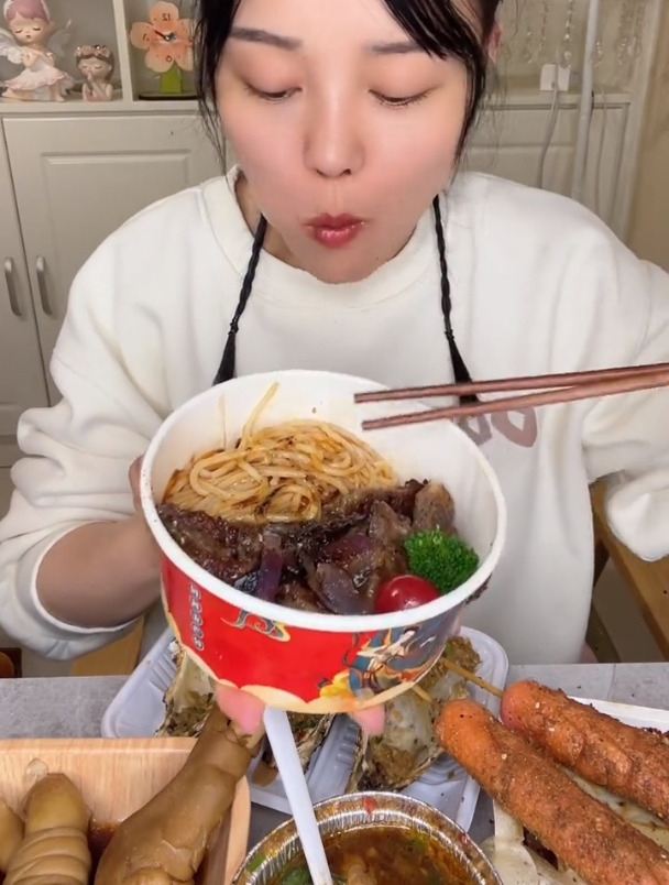 吃淀粉肠,街头牛排,烤猪脑花,羊蹄包肉,虾仁锅贴,桂花莲子粥