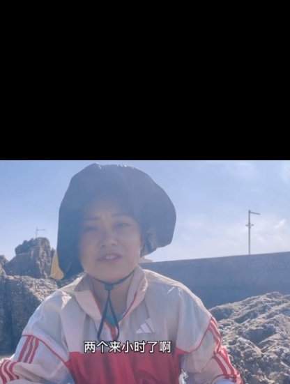 小章抓到“40”码名贵石斑鱼,一尾巴甩起来差点给小章一个嘴巴子