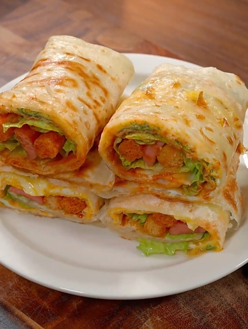 鸡蛋灌饼配上皮蛋瘦肉粥都是食材丰富又简单,你也快收藏做起来吧