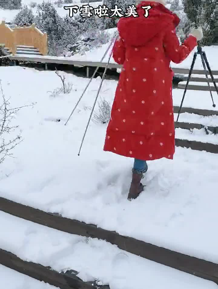 下雪天拍照姿势大全,你喜欢红棉袄白帽子?