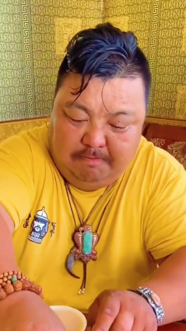 苏尼特手把羊肉没有膻味,淡淡奶香搭配韭菜花酱吃能激活羊肉的鲜