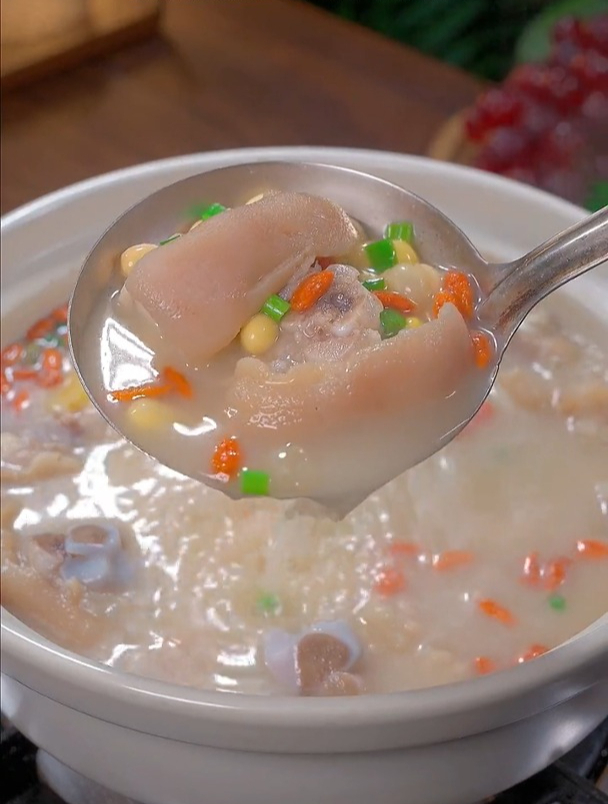 这道黄豆炖猪脚,汤鲜味美,软烂入味