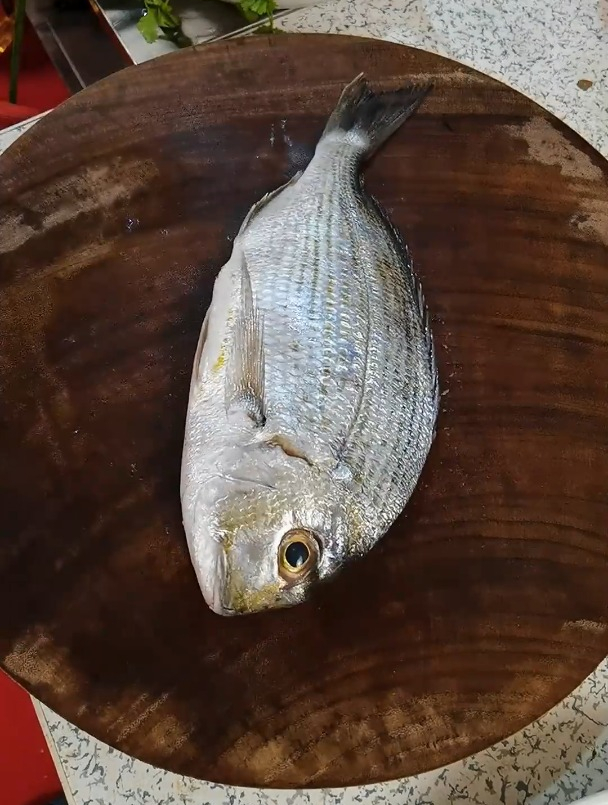 浓浓的酱香味,配上几片五花肉,这就是潮汕的味道黑鲷鱼煮酱油水