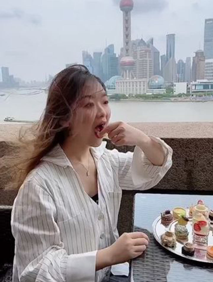 310的宝格丽蛋糕 必须要给大家表演一个靓女鲸吞