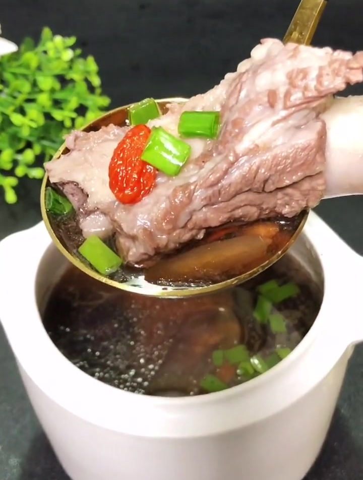 麦冬黑豆排骨汤 喝出好气色